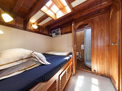 Single bed guest cabin with a private bathroom