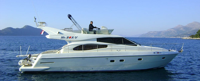 Side view of a Ferretti 480 yacht at sea